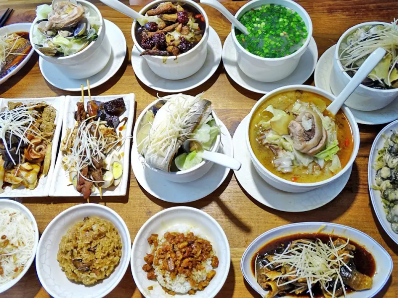 雙月食品社：台大醫院附近美食(善導寺站)，美味平價餐廳，必點料多誇張到滿出來的養生雞湯。