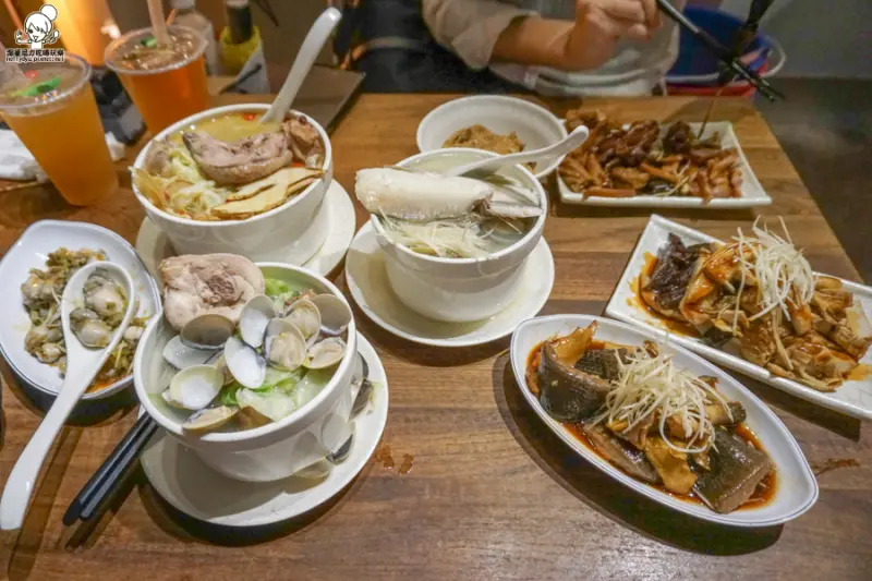 好評不斷的雙月食品社，超人氣排隊暖心鮮味燉湯、傳統油飯、超滿海鮮湯 - 跟著尼力吃喝玩樂＆親子生活