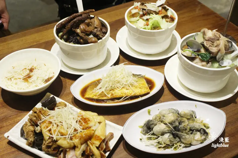 [ 善導寺站．台大醫院美食 ] 淺藍 × 雙月食品社～料多到滿出來的雞湯，還有中藥滷味與各式小菜