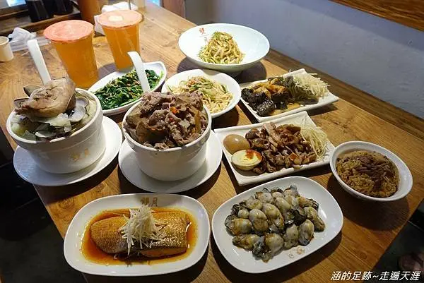[台北美食] 雙月食品社 (青島店) ~ 健康美味養生雞湯，必吃油飯、新鮮大顆東石鮮蚵，米其林必比登推薦
