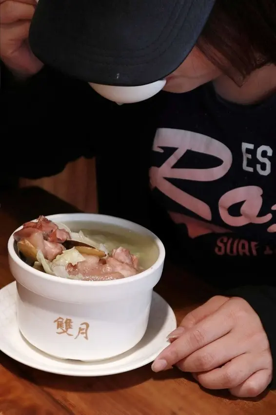 【台北】雙月食品社，吃不膩的人情味，澎派蛤蜊雞湯、雙月油飯 /善導寺 /米其林指南