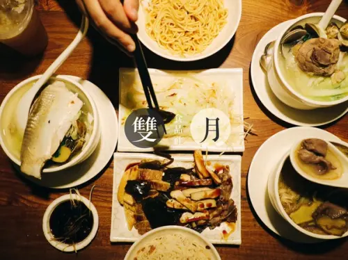 《吃喝 χ 捷運善導寺站 》雙月食品社▕  平民也要來補補身體啊，料多CP高滿到爆炸的豪華雞湯盅，再訪率高！