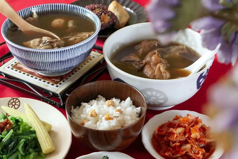 雙月食品社宅配禮盒。「今年冬天，補身了嗎？」零廚藝、免排隊，漢方草本小土雞湯暖心上桌（宅配美食／送禮）