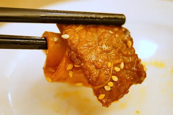 │試吃│台北西門町→新港茶餐廳。香氣逼人的牛肉炒河粉