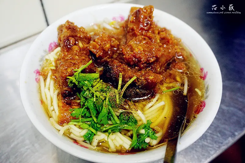 豐原廟東夜市。3家台中豐原廟東夜市必吃美食，超高人氣不可錯過的古早味廟東美食小吃，廟東清水排骨麵店/金樹冰菓室/正老牌豐原肉丸!