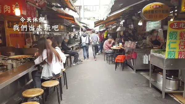 廟東夜市。豐原必逛小吃街。可以從主餐吃到小吃.讓味蕾大滿足一下