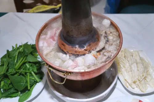 好吃的酸菜白肉鍋 但價格小貴呀-圍爐酸菜白肉火鍋@捷運忠孝敦化站@東區