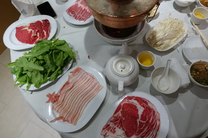 (胖樺食記)台北東區超級貴「圍爐酸菜白肉火鍋」/捷運忠孝敦化站仁愛圓環美食/觀光客來台必吃/商業午餐/完整菜單