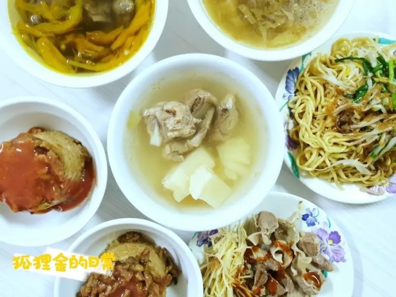 台中美食 | 魚市米糕 台中在地高人氣深夜美食 筒仔米糕 炒麵 必吃 隔壁鵝媽媽鵝肉也很讚