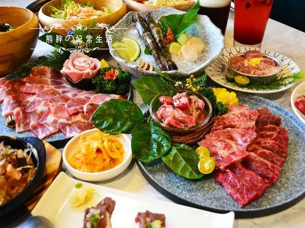 【台中】森森燒肉黎明店，浮誇肉盤，食材豐富，雙人套餐高CP值，玩扭蛋更......