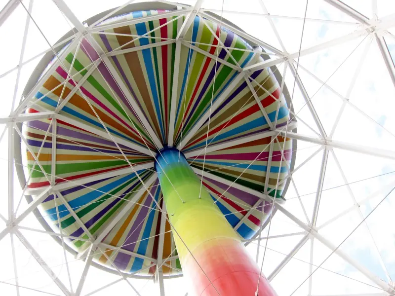 高雄景點 | 自來水公園 ．繁華市區裡的超可愛彩虹棒棒糖 / 近捷運文化中心站