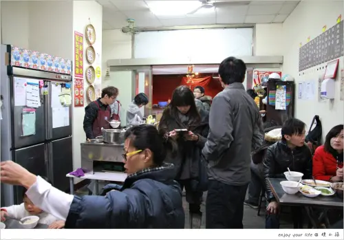 [台中] 意外發現路邊攤的價格、餐廳的水準：『阿芃師鴨香寶當歸鴨』在西屯中科熱鬧商圈，菜色豐富到讓我佩服！