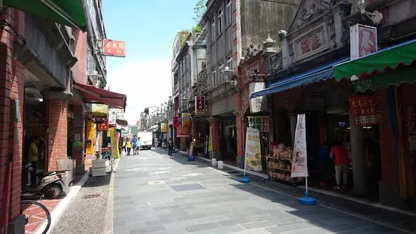 【桃園 大溪區】大溪老街團購美食，不會甜膩，試吃大方，一口酥、拿破崙派『大溪拿破崙派』