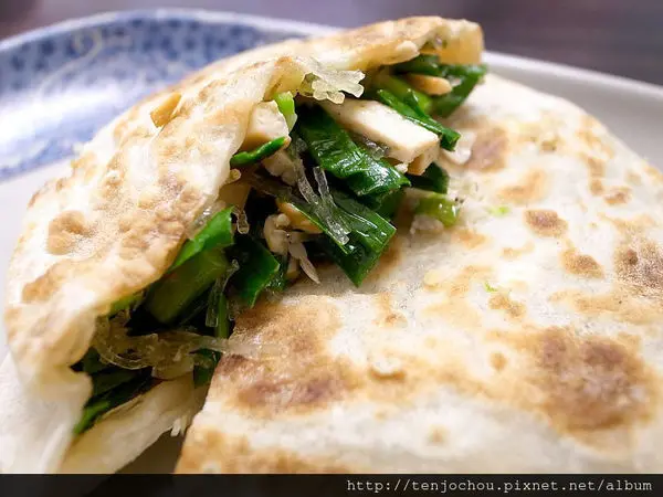 花花，甲飽沒【台北食記】東區 江蘇菜盒店 巷弄內的手工乾烙餅