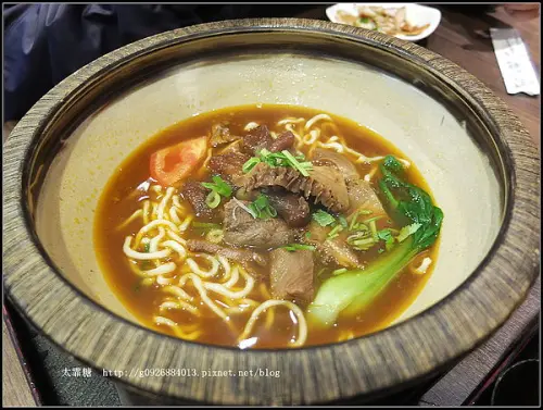 【台北市】公館。大碗公牛肉麵。肉多麵Q湯濃的「愛呷面」