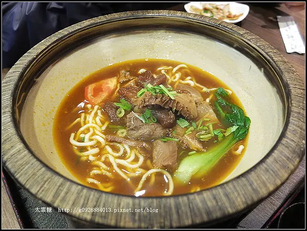 【台北市】公館。大碗公牛肉麵。肉多麵Q湯濃的「愛呷面」