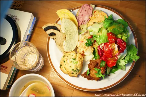 [ 世貿101站 美食 ] 四四南村．好,丘信義店～限量每日一盤貝果早餐，暖肚美味又飽足（附菜單）