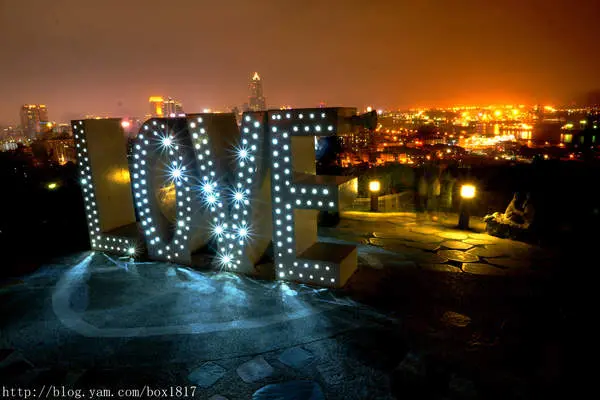 【高雄。鼓山】璀璨夜景。LOVE傳聲筒。壽山忠烈祠LOVE情人觀景台
