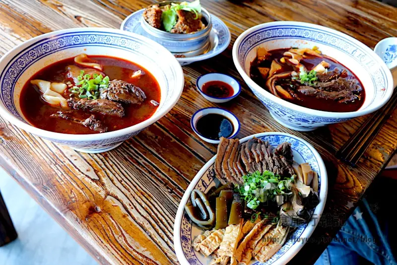 |新竹東區‧食| 濃醇川味牛肉湯頭手工麵Q勁十足《段純貞牛肉麵 建功店》新竹最好吃的牛肉麵.近清大
