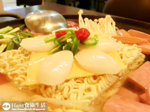 
【台北市中山區】韓食村 | 道地、飽又撐的部隊鍋 表皮脆內容尚可的海鮮煎餅 小菜視情況可續 韓國人員工好酷!
