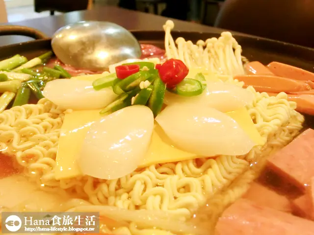 
【台北市中山區】韓食村 | 道地、飽又撐的部隊鍋 表皮脆內容尚可的海鮮煎餅 小菜視情況可續 韓國人員工好酷!
