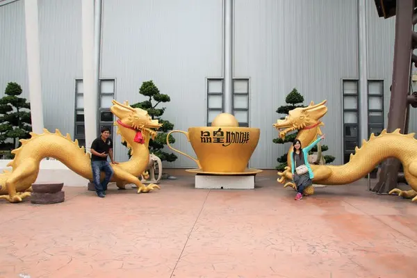 【嘉義太保景點】品皇咖啡觀光工廠~異國風皇家拍照場景 玩拍巨型摩卡壺及咖啡杯 免門票參觀及試飲到飽        
      