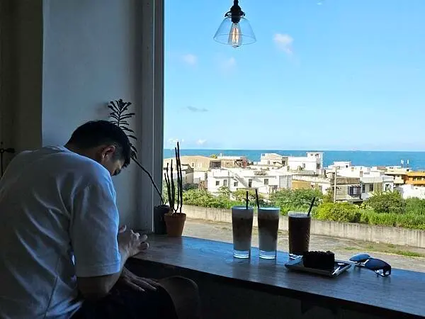 (胖樺食記)石門推薦景觀咖啡廳「白日夢Tea & Cafe」/北海岸廢棄校舍欣賞海天一線/不收服務費好停車下午茶