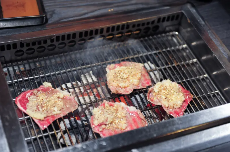 [食記]太犯規了～嗶嗶，超正油花的炭火燒肉-三重正義北路-肉王炭火燒肉和牛居酒屋。