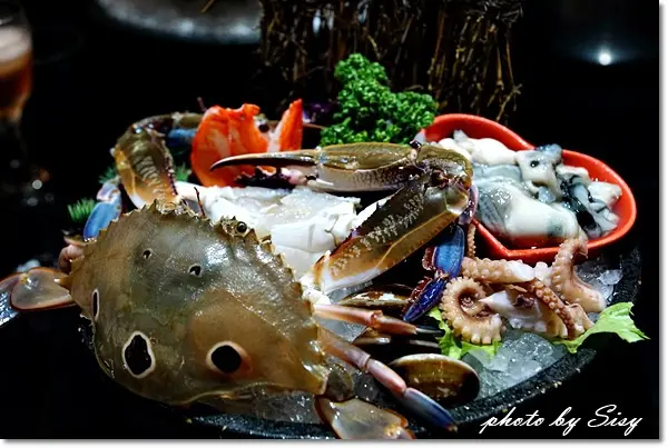【宜蘭羅東美食】富美海鮮火鍋餐廳~超鮮美頂級帝王蟹海陸雙拼和三點蟹~新鮮海產直送，還有特色湯頭，親子家庭也很適合~富美活海鮮 宜蘭美食推薦