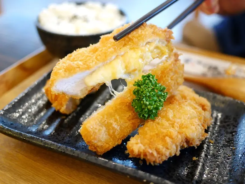 【美食】台中大里區。樹太老KITARO日式定食專賣店~平價日式炸豬排、丼飯、定食。三款日式小菜、味噌湯、越光米任你吃