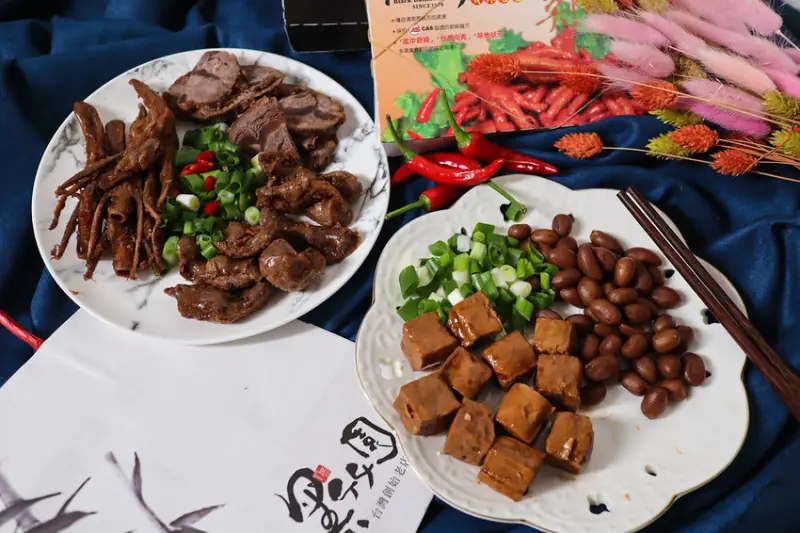 (彰化美食)彰化知名人氣伴手禮-知名老店黑竹園雞腳凍,港澳旅客來台必買伴手禮,追劇陪伴好朋友,宵夜點心