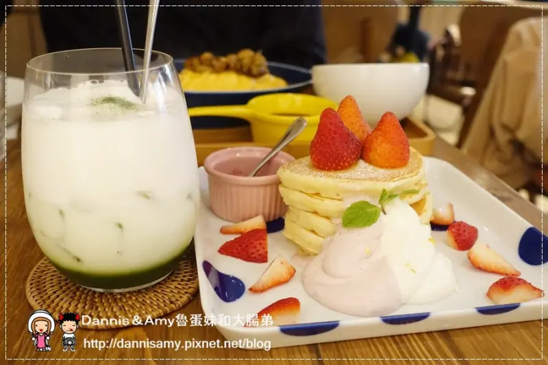 《台北東區忠孝敦化捷運站附近下午茶》UZNA OMOM杏桃鬆餅屋-忠孝店 栗子蒙布朗厚鬆餅。草莓戀人鬆餅。抹茶拿鐵 ︱冬季季節限定 ~ （附影片、完整菜單）