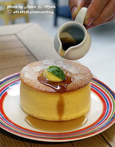 ◎吃吃喝喝~【UZNA OMOM 杏桃鬆餅屋】突襲４公分彈力厚鬆餅，來自日本，東區現正放送！