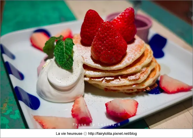 《北市大同區♥食記》杏桃鬆餅屋 uzna omom。來自原宿的法式鬆餅，草莓戀人限定中！