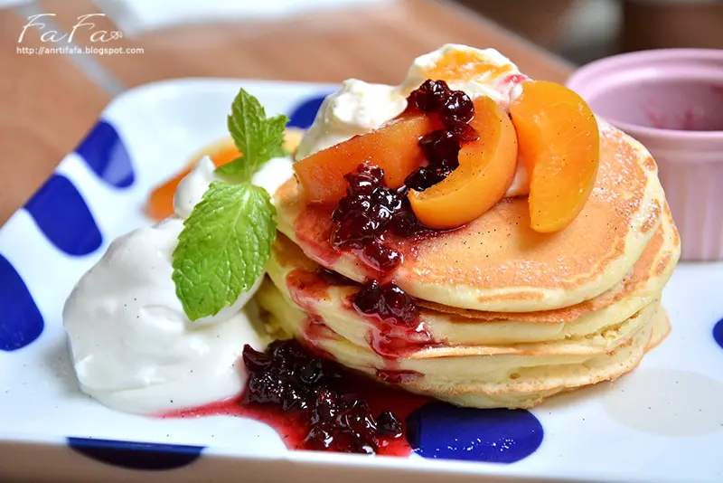 
UZNA OMOM 杏桃鬆餅屋。夏日剉冰 熱起司水波蛋鬆餅 杏桃蔓越莓鬆餅 
