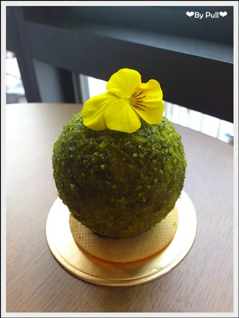 【台中小梗甜點咖啡】沒上二樓卻吃到二樓陽台 !