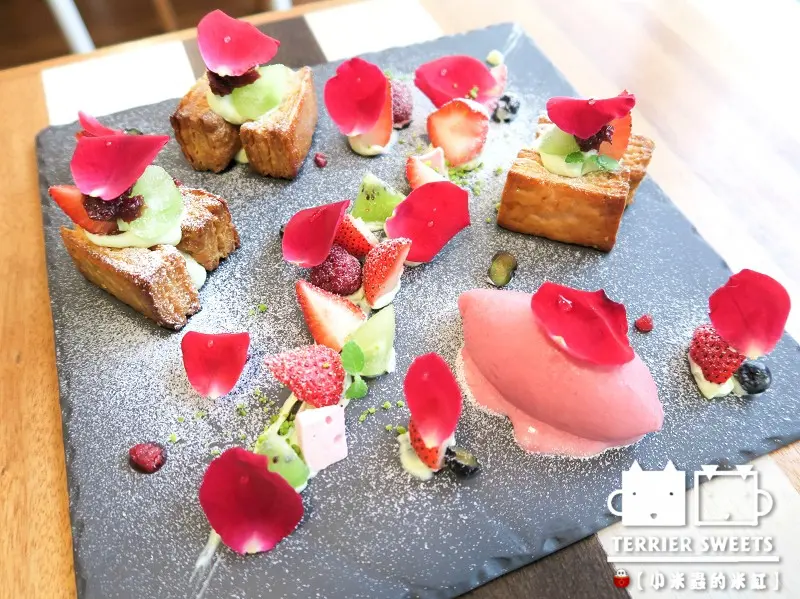 【台中下午茶】小梗甜點咖啡~♥漂亮的像藝術品般甜點，繽紛又美味♥~