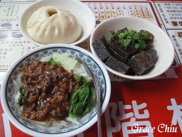 呷二嘴米苔目～夏天甜甜的摻，冬天鹹鹹的拌，招牌手工米苔目全年熱賣中