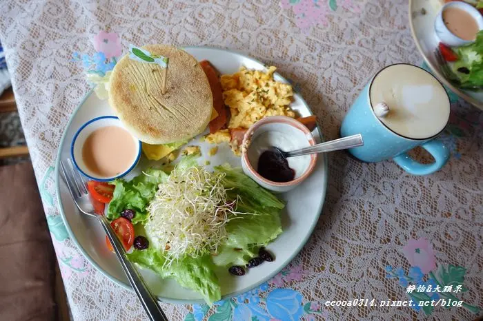 【台南早午餐】貓門咖啡 Cafe Moment♥有可愛貓咪及咖啡拉花的早午餐餐廳