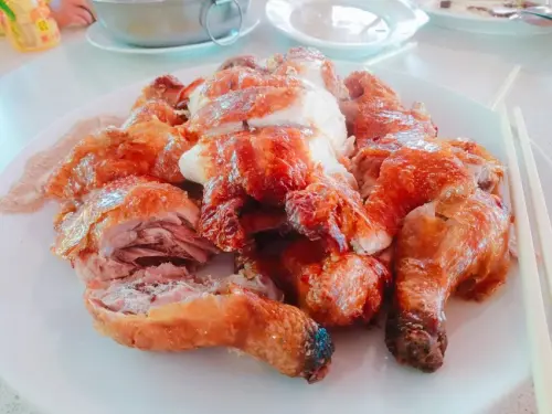 新北一日遊 櫻花季 搭淡水輕軌 到鄧公站 步行櫻花大道 三空泉休閒農場吃烤雞