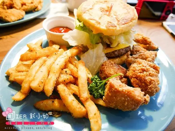 【食記】捷運國父紀念館 台北東區下午茶 Toast Chat 貓咪餐廳 看見可愛貓咪我都不想走了