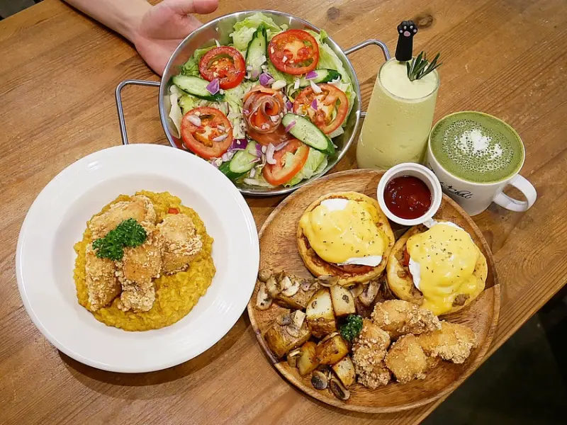 Toast Chat - 台北東區不限時咖啡廳，同時也是一家貓咪餐廳，主打義式燉飯和多款早午餐，炸雞超多汁每次吃必點，快點一起來吸貓!!