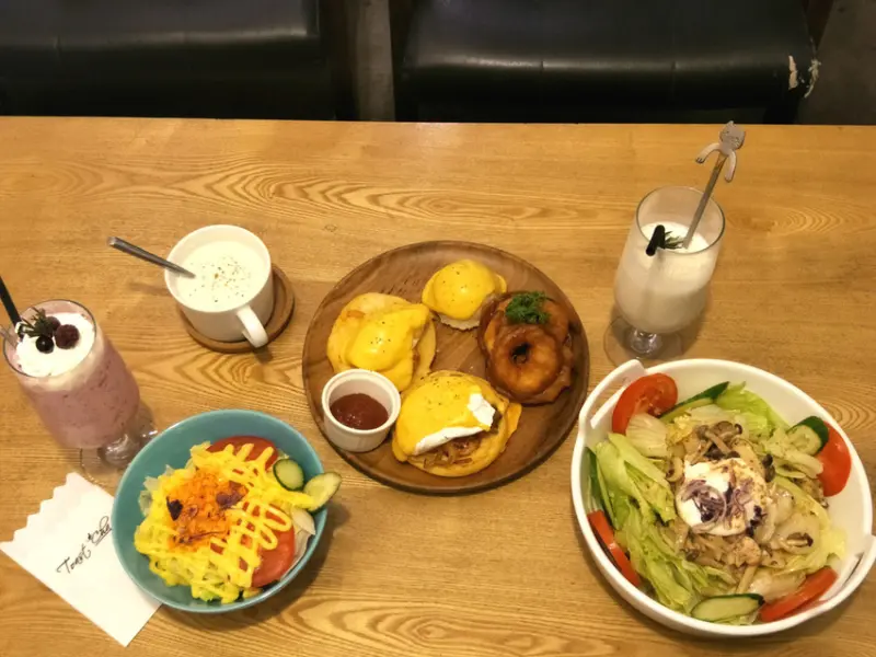 捷運國父紀念館站"台北美食"貓咪餐廳聚集地-【Toast Chat】愛貓一族快看過來!! 這裡有好吃的沙拉、水波蛋、燉飯、早午餐、法式吐司、奶昔等...加上店內萌翻天超親民的可愛貓