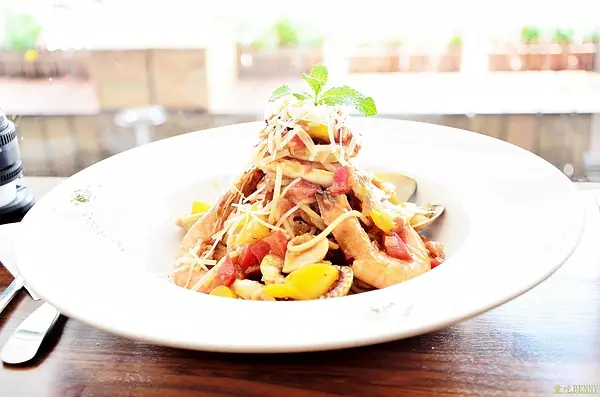 讓自然光與美食交織出一場完美的饗宴！義大利麵辣的讓我銷魂！讚！！ -- The cafe惹咖啡