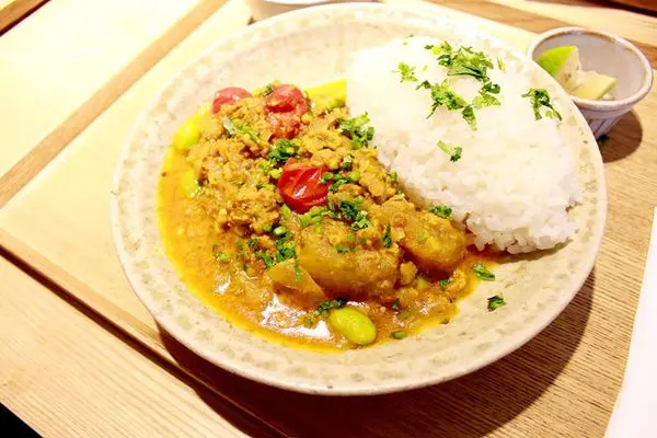 【男子吃吧】台北赤峰街，小器食堂透過器皿，提供理想日式家庭料理定食。田園咖哩飯定食期間限定