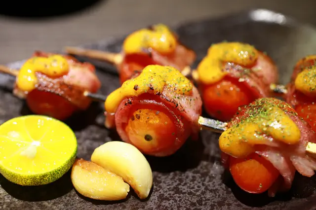 草堂炭火串燒，深夜來杯沖繩生啤酒搭配美味串燒，實在幸福