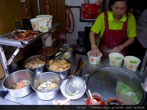花花，甲飽沒【台北食記】光華垃圾麵 一碗40元便宜料又多！難怪每次經過都排隊！