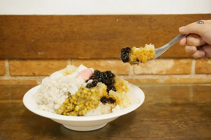 【石牌】★水龜伯古早味★石牌人氣冰店！四種口味的綜合芋圓香甜Q彈，玄米抹茶豆花超特別｜冰品 燒麻糬 硬骨魚覓食中