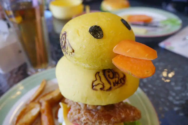 台南東區-雙魚2次方美式創意漢堡店 驚見!!黃色小鴨鴨在台南