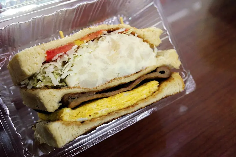 【台北】排隊傳統古早味 台灣人ㄟ早午餐 ● 豐盛號 炭烤吐司/紅茶牛奶